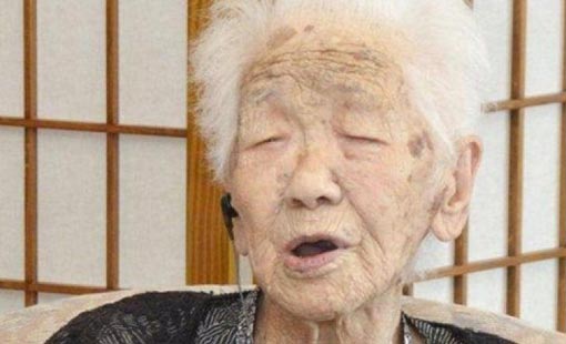 أكبر امرأة في العالم تدرس الحساب يومياً